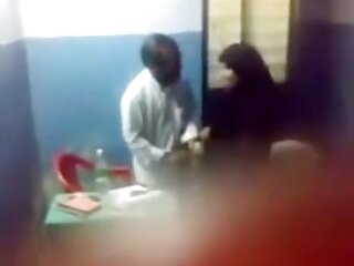 Raunchy ساتھ چل رہا ہے اور اس کے پسندیدہ dildo کے بیڈاد